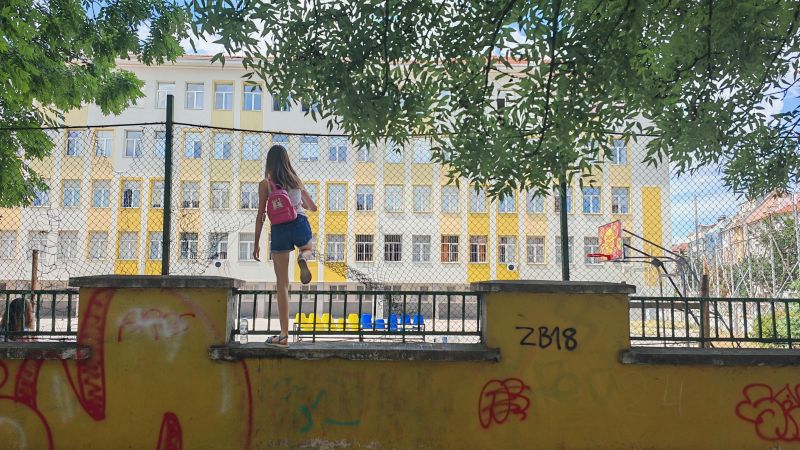 Деца прескачат оградата на софийската математическа гимназия в София, 1 юли 2025 г.