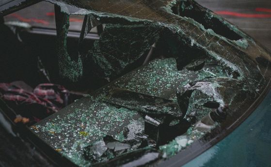 Двама загинаха след като белгиец блъсна кола в аварийната лента на Тракия