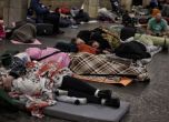 Жители на Киев се укриват в метрото от руските бомбардировки