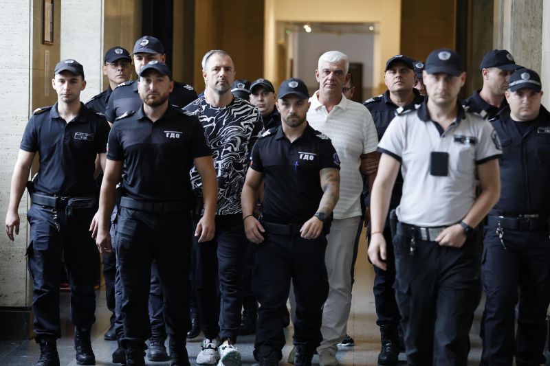 Благомир Коцев влиза в съдебната зала със съдебна охрана