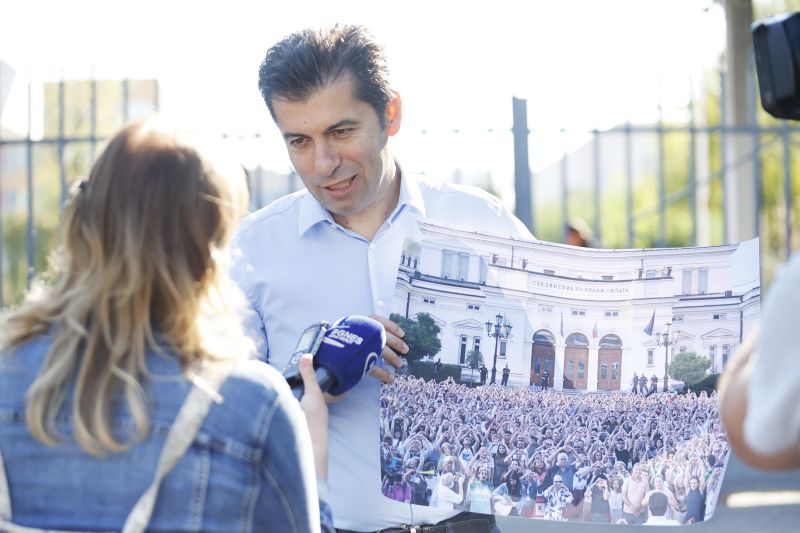 Кирил Петков пред Националната следствена служба