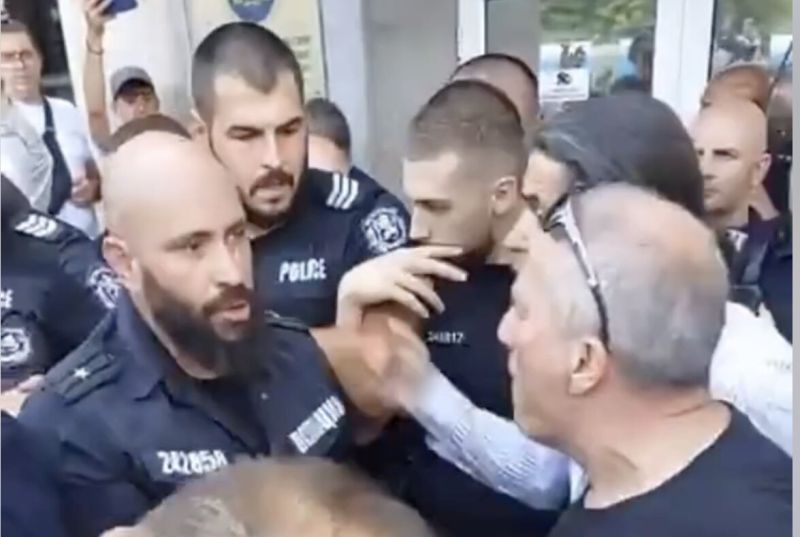 Напрежение между протестиращи и полицаи пред КПК в София