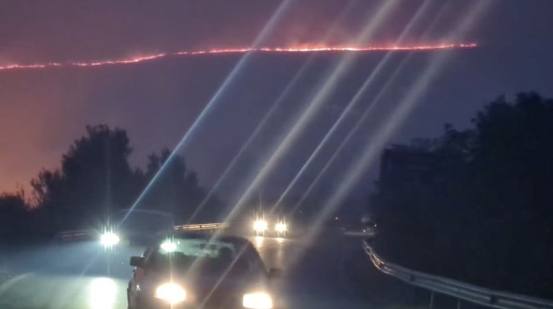 Частично бедствено положение в Костинброд заради огромен пожар, вижда се на километри (видео)