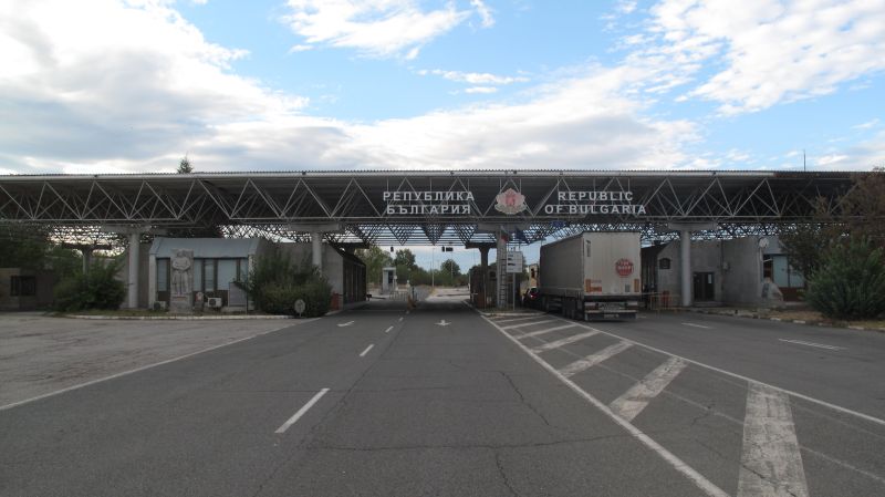 Задържани са двама румънски граждани, опитали да подкупят гранични полицаи.