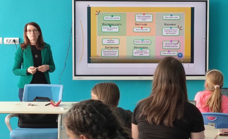 „Защо?“ в класната стая: Как учител от Перник развива критичното мислене у децата с помощта на новите технологии