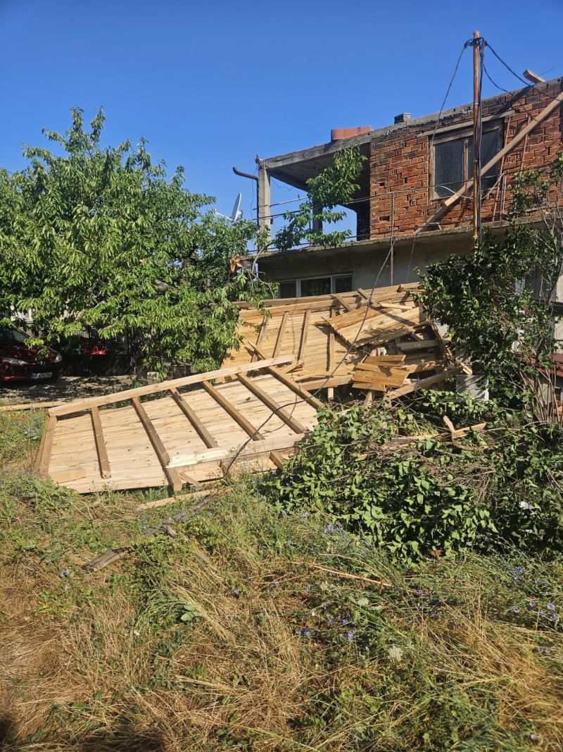 Частично бедствено положение в село Дъбравите след ураганен вятър