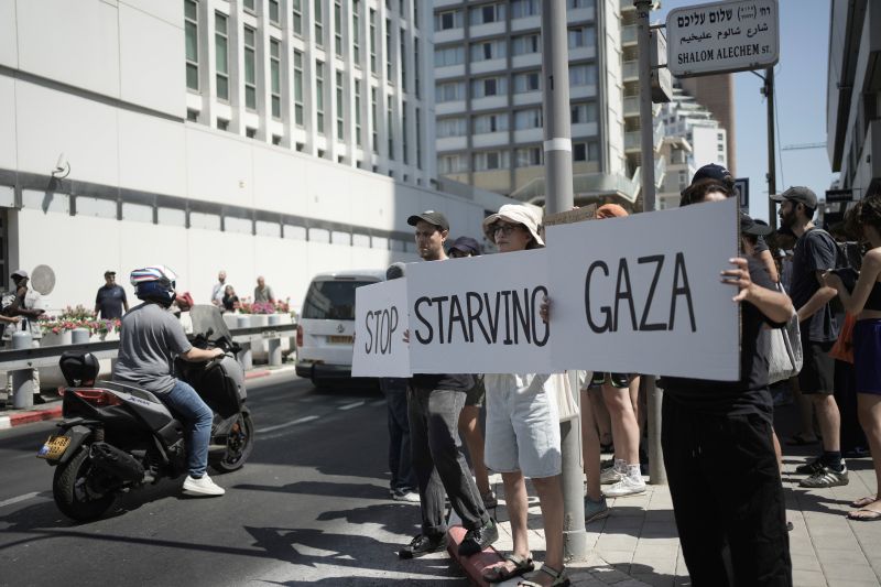 Израелски ативисти протестират срещу глада в Газа пред клона на американското посолство в Тел Авив
