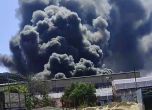 Гъст черен дим се издига край града