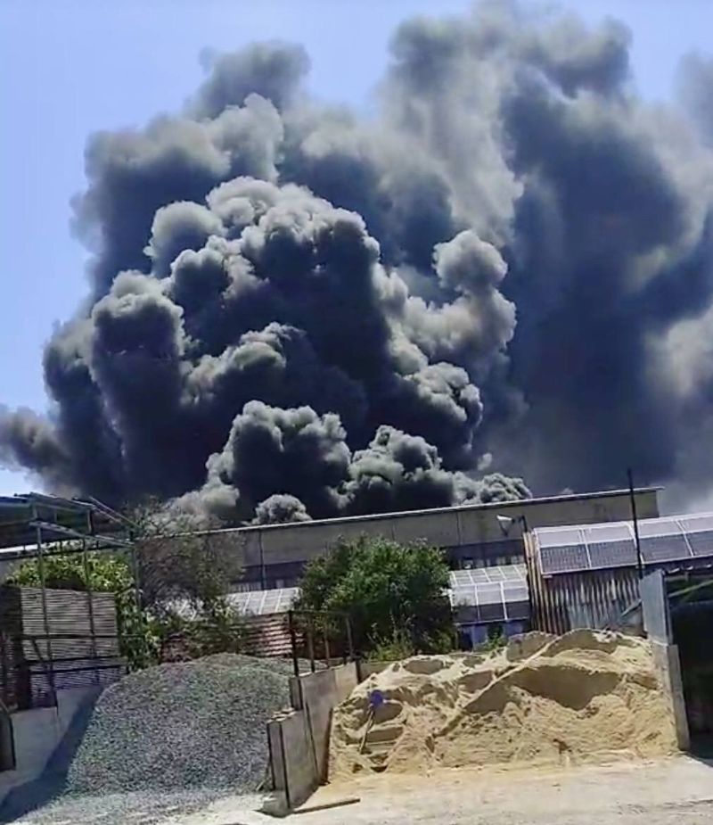 Гъст черен дим се издига край града