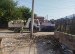 Работник и камион почистват буклук