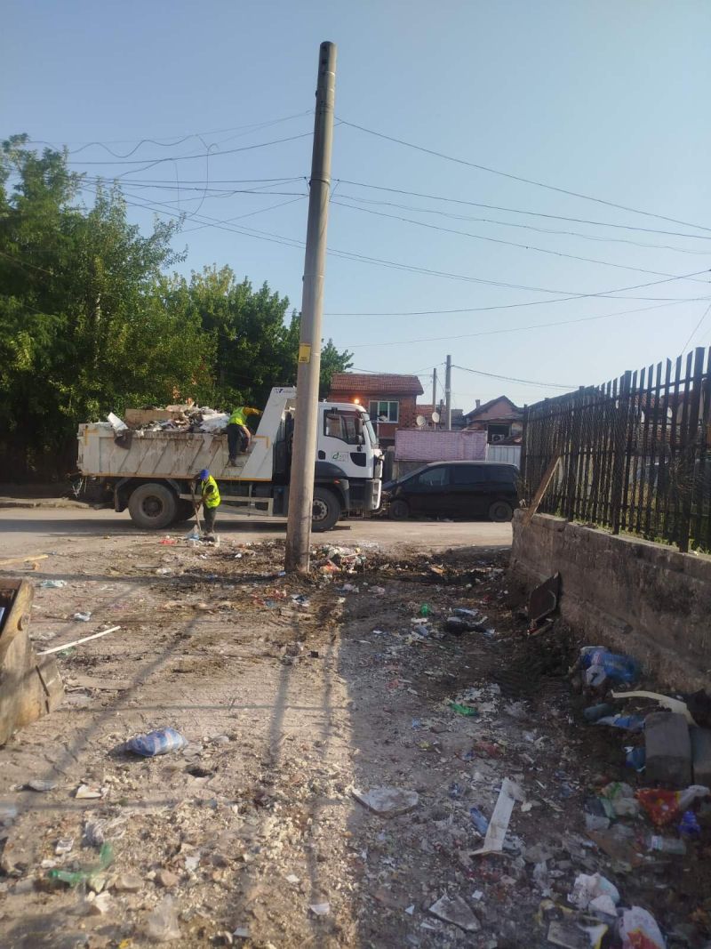 Работник и камион почистват буклук