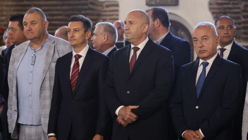 Зам.-кметът Иван Василев до президента Румен Радев в храм 