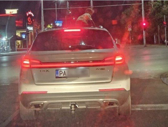 Ужасяващият кадър, направен в понеделник вечерта, бързо се разпространи в социалните мрежи.