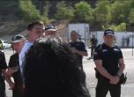 Сформиран бе плътен полицейски кордон, който изцяло блокира достъпа им до пътното платно.