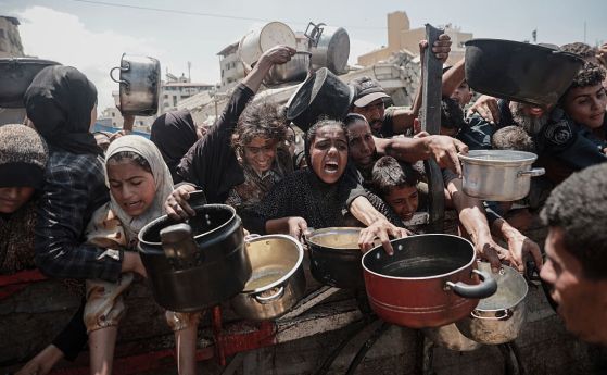 Шест държави спуснаха от въздуха 136 товара с помощи за Газа