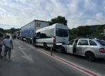 Тежка катастрофа между ТИР, бус и лек автомобил край Габрово