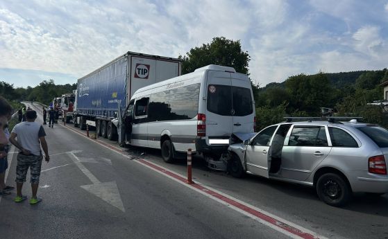 Тежка катастрофа между ТИР, бус и лек автомобил край Габрово