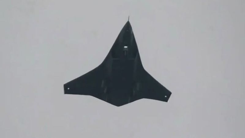 Невижданият до момента китайски самолет, който вероятно е от шесто поколение