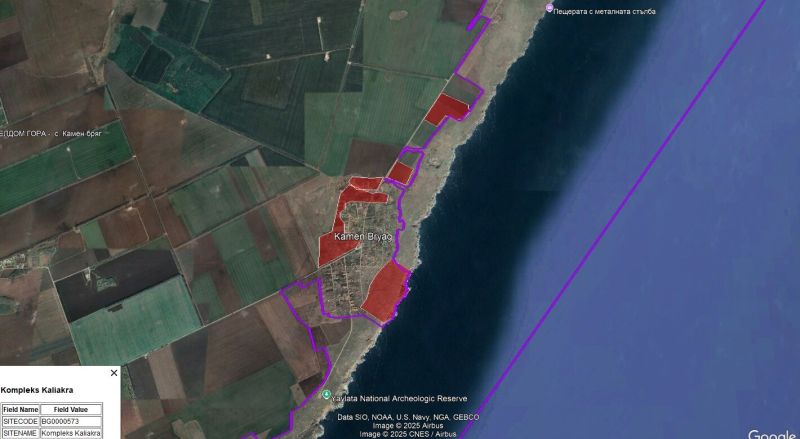 Новият ОУП на Камен бряг. В червено са новите зони предвидени за застрояване. В лилаво са границите на Натура 2000