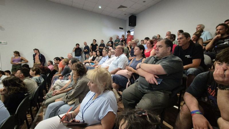 Най-голямата зала в община Каварна се оказа тясна да побере всички дошли на общественото обсъждане днес