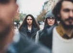 Момиче ходи по бул. "Витоша" в София