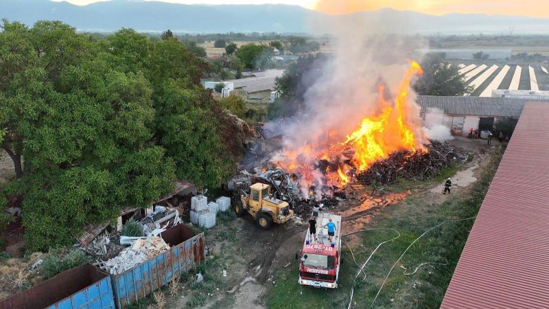 Пожар пламна във фабрика в Дунавци