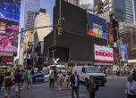 Пешеходци се разхождат по "Таймс Скуеър" в Ню Йорк, 19 юли 2024 година. 