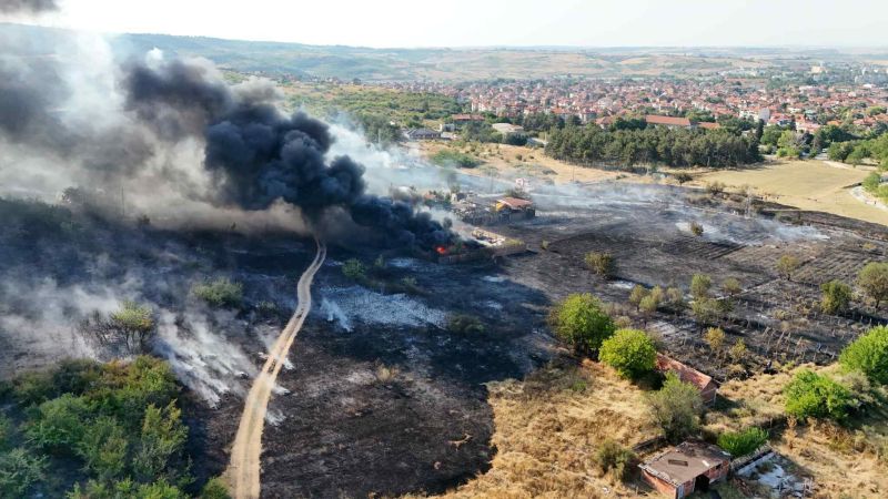 Пожар гори и над Харманли, пламнало е гробище за бракувани автомобили