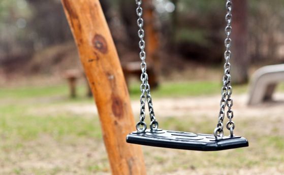 Šestmesečni dojenček v bolnišnici s hudo poškodbo glave po padcu z gugalnice v regiji Montana