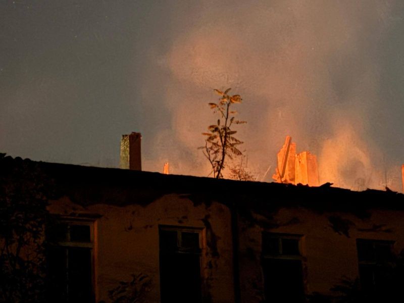 Пожар е избухнал снощи в района на старото военно училище в центъра на Велико Търново