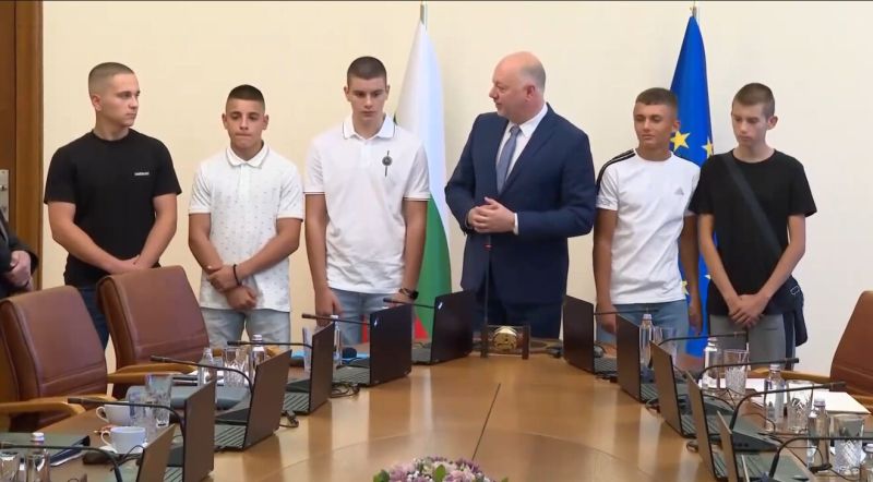 Премиерът Росен Желязков, заедно с децата, участвали в гасенето на огъня в Сунгурларе.