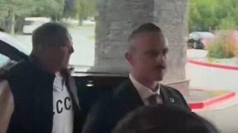 Сергей Лавров идва в Аляска с надпис СССР