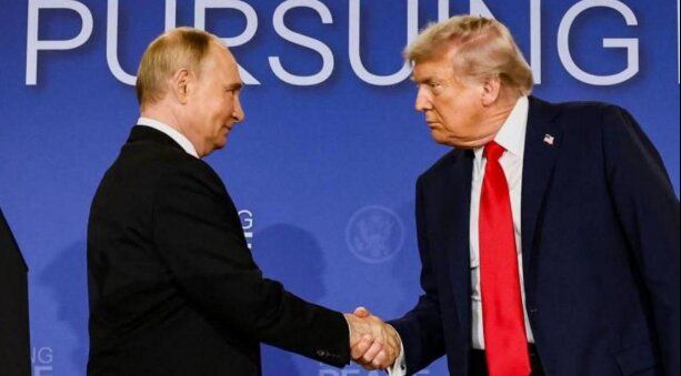 Ръкостискането на Тръмп и Путин след общата им пресконференция след срещата в Аляска