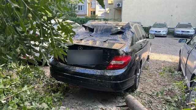 Кола пострада.