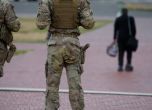  Военнослужещи от Националната гвардия, въоръжени с пистолети, във Вашингтон