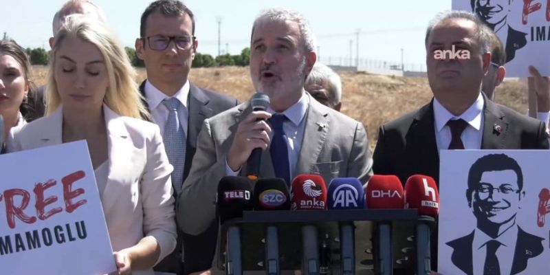 Делегацията от европейски кметове пред затвора в Силиври, сред тях и кметът на София Васил Терзиев. 