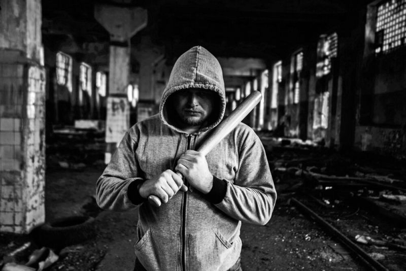 мъж с бухалка