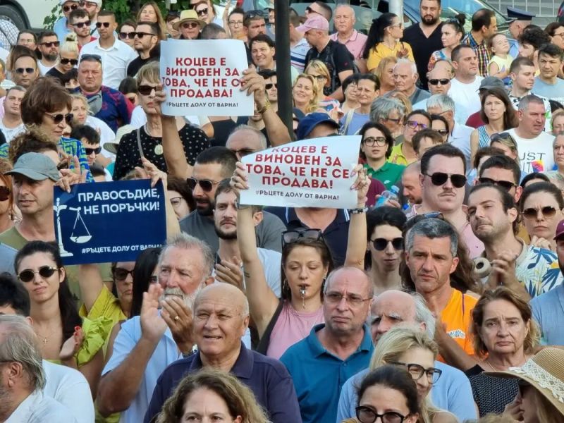 Варненци отново излязоха тази вечер на протест с искане кметът Благомир Коцев и общинските съветници Николай Стефанов и Йордан Кателиев да бъдат освободени от ареста