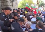 Протестиращи опитаха да нахлуят в сградата на НС