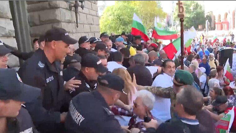 Протестиращи опитаха да нахлуят в сградата на НС