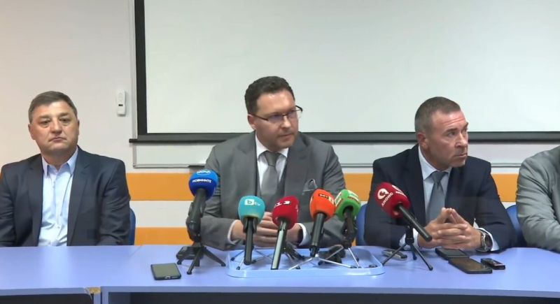 Извънреден брифинг на ръководството на МВР и прокуратурата от болницата в Русе.