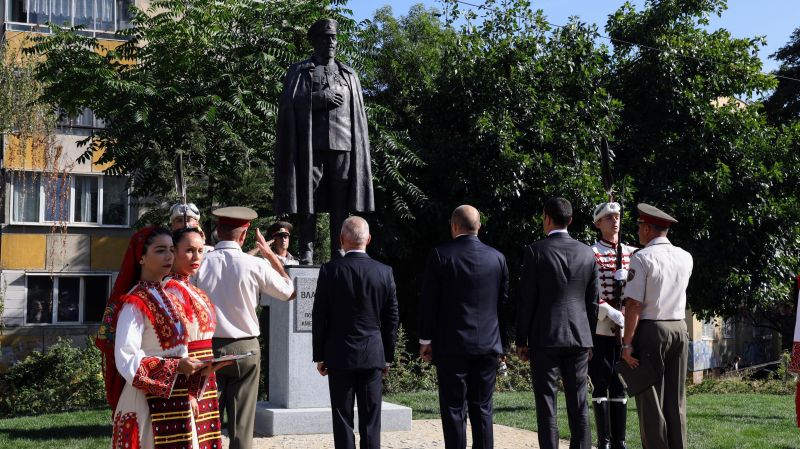 Паметник на ген. Владимир Вазов бе открит в София