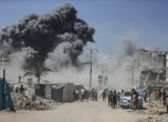 Стълбове дим над жилищна сграда в град Газа