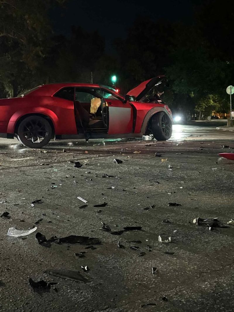 Кола се вряза в жилищен вход в Асеновград