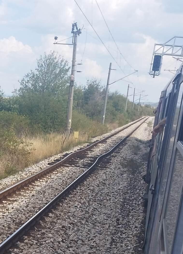 Влак от Пловдив за София закъса насред полето заради накъдрени релси