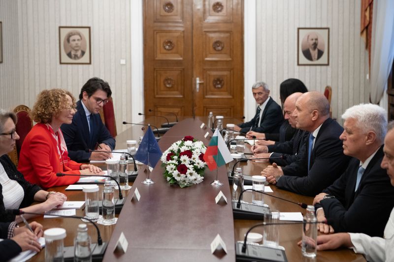 Румен Радев на среща в президентската институция със заместник-генералния секретар на НАТО Радмила Шекеринска