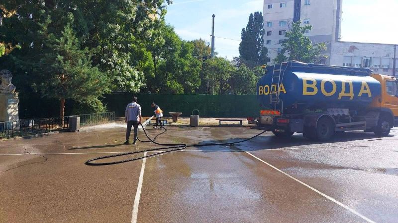 Мият дворовете на училищата в София