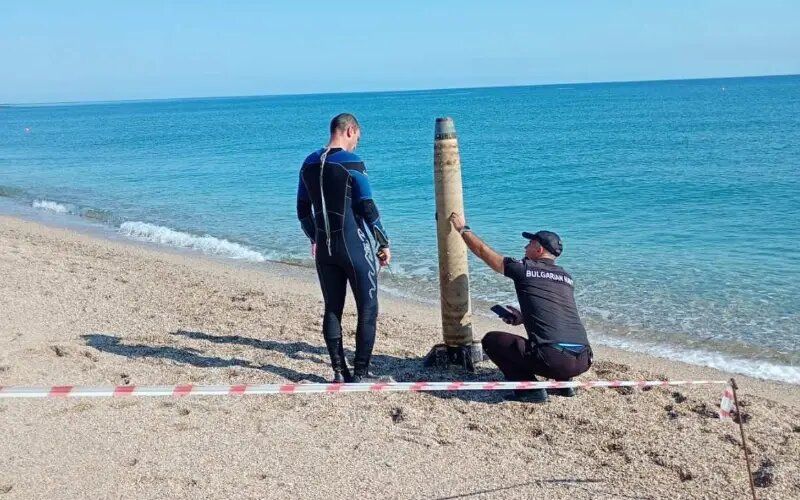 Бойният снаряд изплува на живописния плаж 