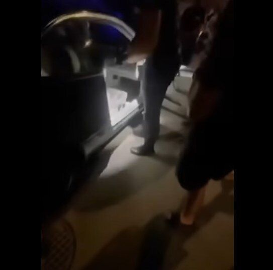 Стопкадър от видеото на БОЕЦ, което изглежда е заснето от бодикамера на полицай