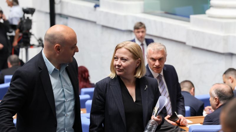 Атанас Славов и Надежда Йорданова в пленарната зала на парламента